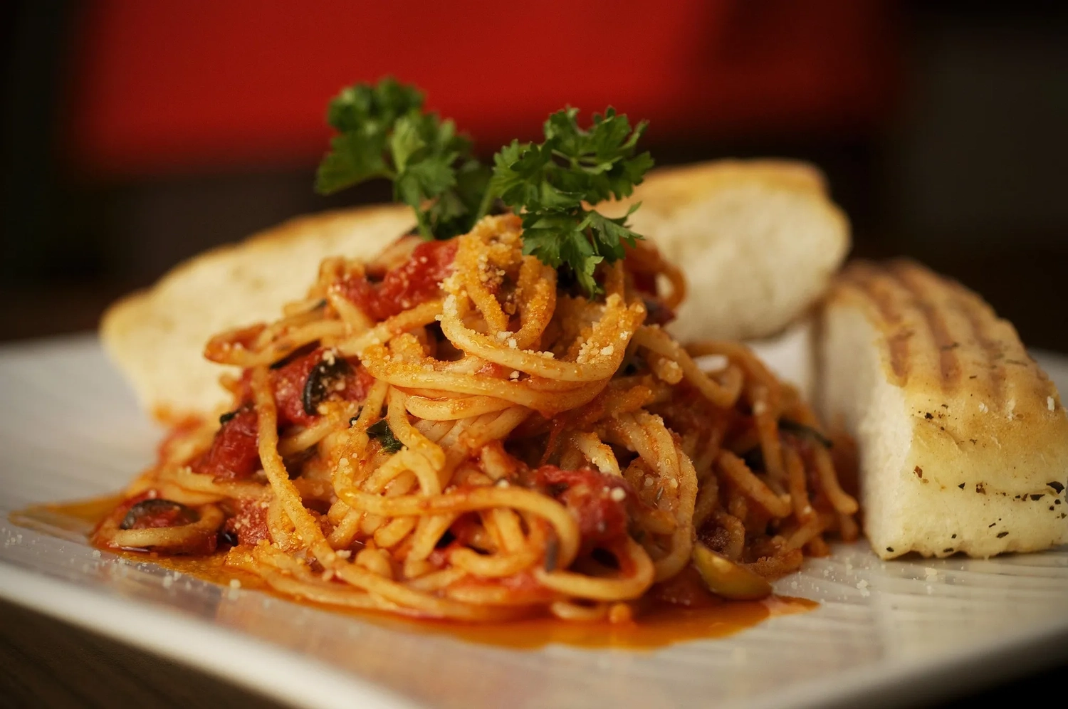Bistro Maximilian -  Gastronomie - Ein Teller Spaghetti mit einer roten Tomatensoße