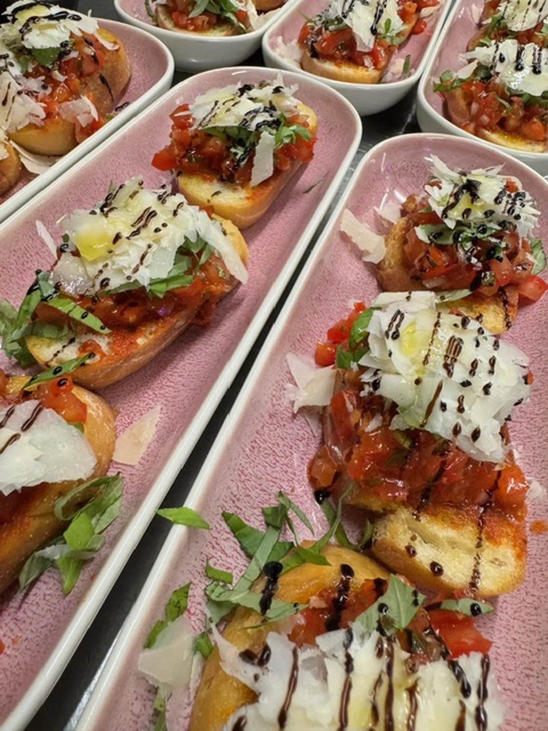 Bistro Maximilian -  Gastronomie - mehrere Teller Bruschetta