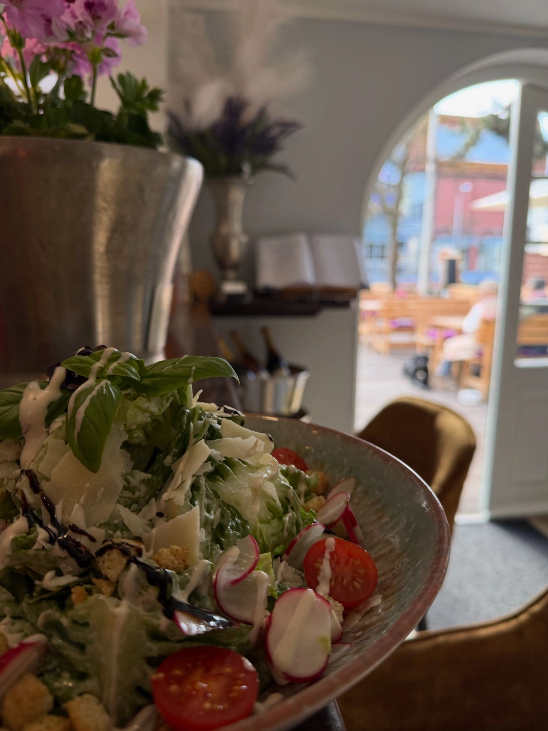 Bistro Maximilian -  Gastronomie - Ein Teller Spaghetti mit einer roten Tomatensoße