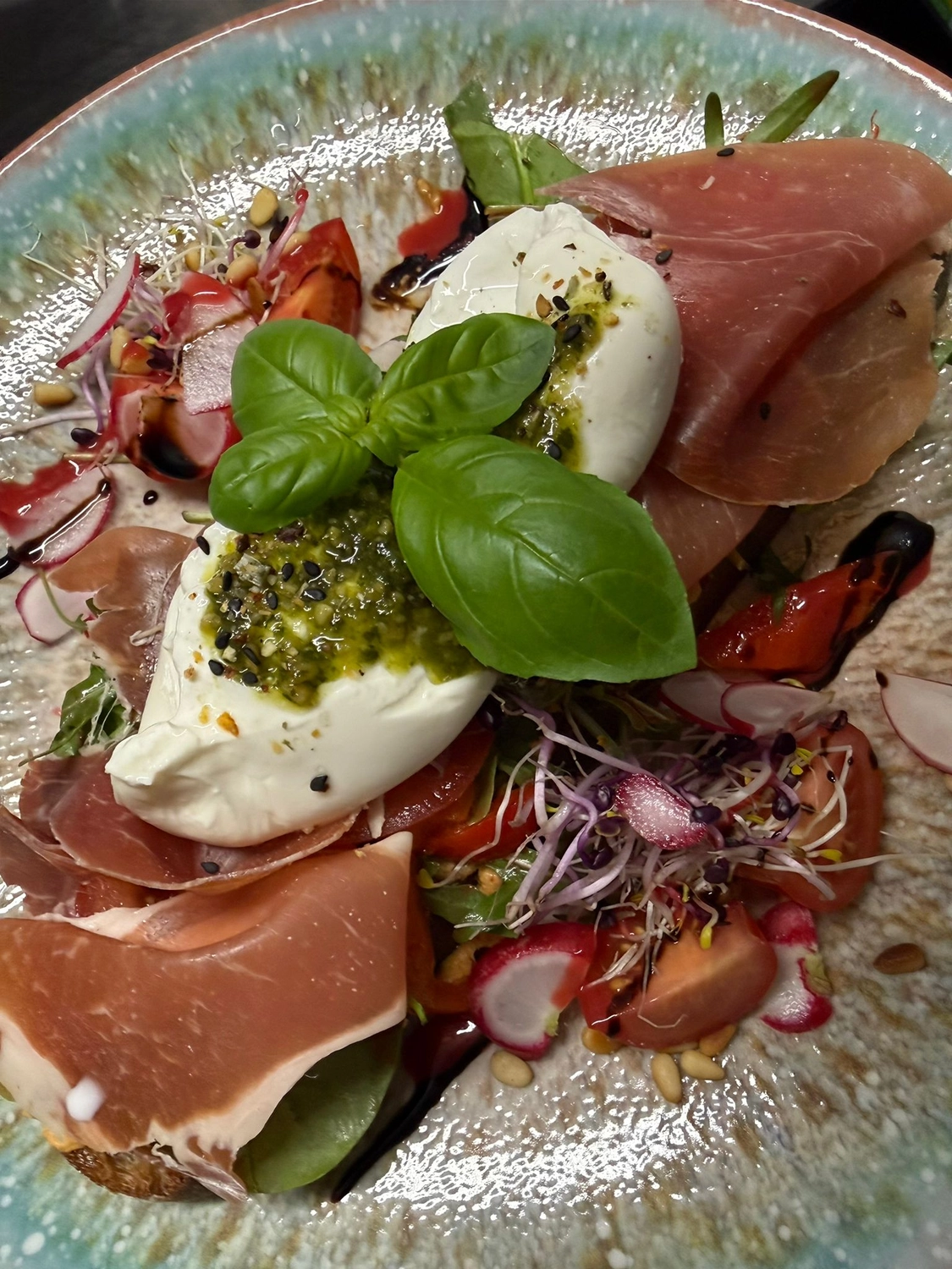 Bistro Maximilian -  Gastronomie - Ein Teller Spaghetti mit einer roten Tomatensoße